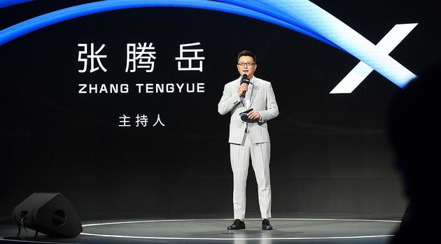 李佳熹，科技之光下的演绎新星，展现未来之力